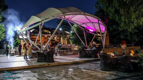khosroshahi-palace-garden-house-cafe-night.jpg